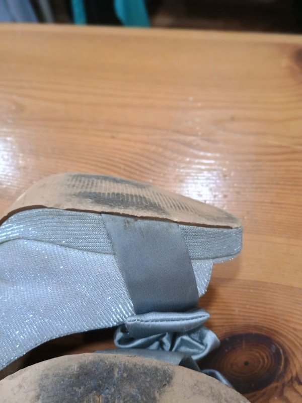 Sandalias de tacón plateadas con lazo Alex Silva – talla 40