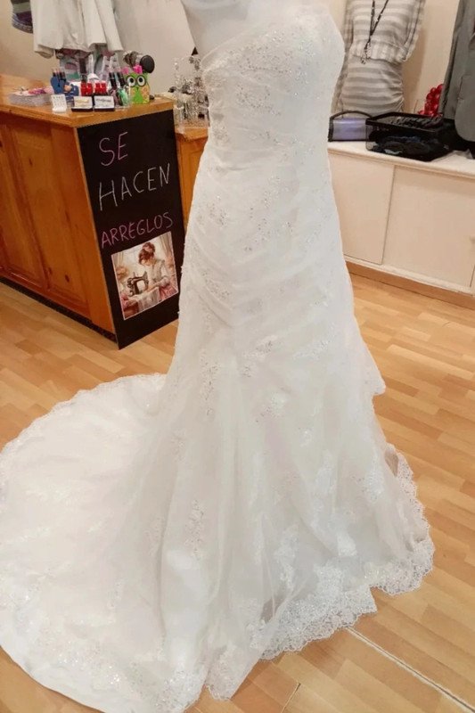 810cecc8-e2da-47f0-b752-f5df33e3b41b.jpeg Vestido de novia sirena LA Sposa encaje y pedrería – talla 46 – impecable