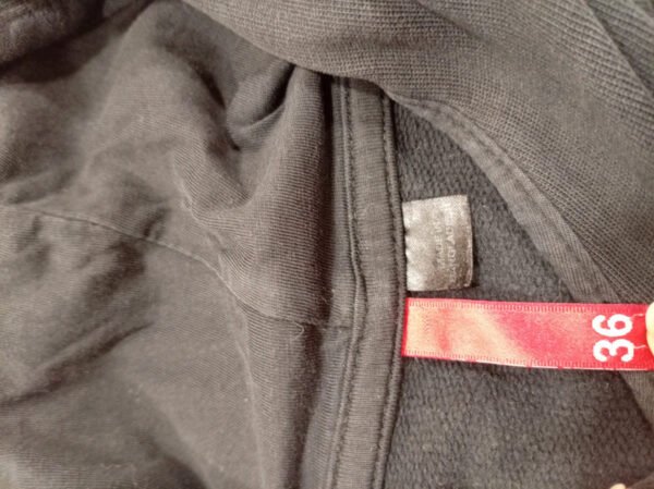 Sudadera negra con capucha