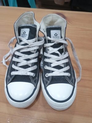 88b56683-9236-4596-b7f0-2fe85e42e71d.jpeg Zapatillas altas Victoria negras tipo Converse – talla 35