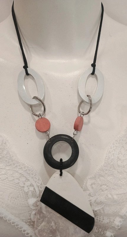 Collar geométrico moderno blanco y negro con colgante grande