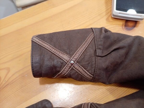 Chaqueta de piel marrón estilo biker con diseño geométrico – Vintage