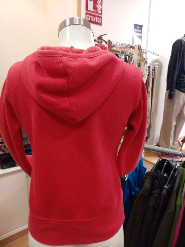 Sudadera roja con capucha
