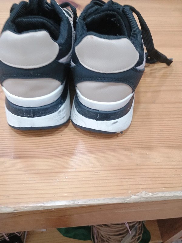 9f84b5ea-17dc-4b96-a852-68dc6b7eb3d6.jpeg Zapatillas casual negras, beige y blancas – Talla 38