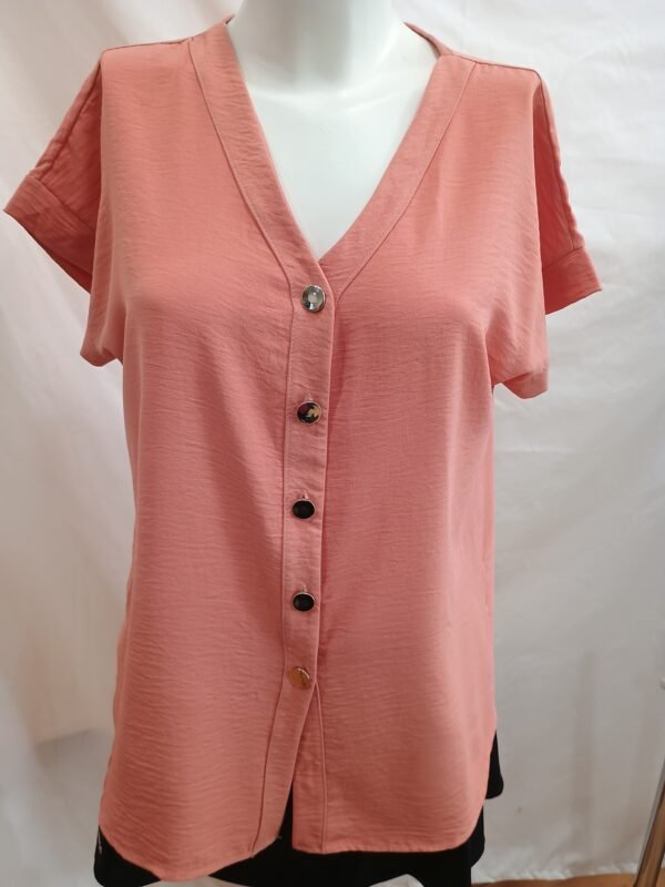 Blusa Coral con Botones Talla M – Estilo Elegante