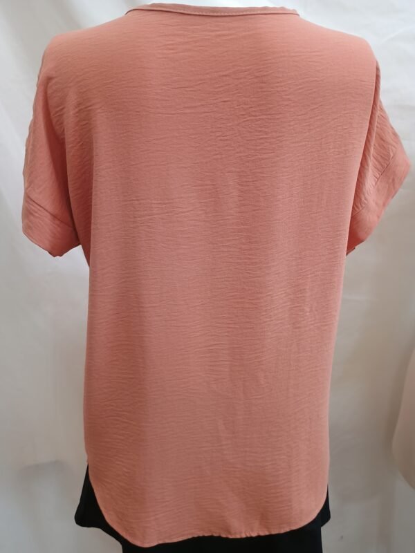 Blusa Coral con Botones Talla M – Estilo Elegante