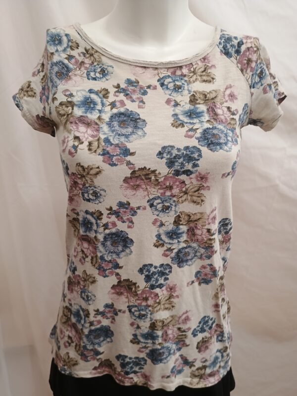 Remera Floral de Mujer Talla M– Estilo Romántico