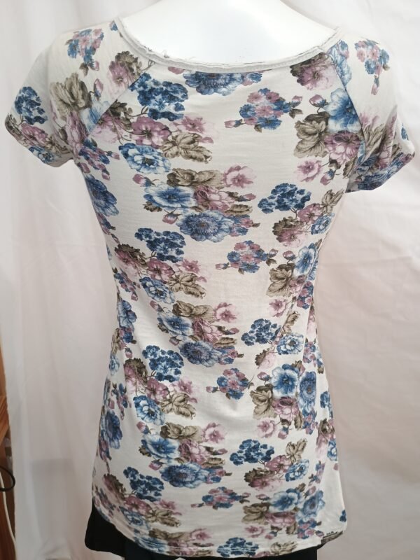 Remera Floral de Mujer Talla M– Estilo Romántico
