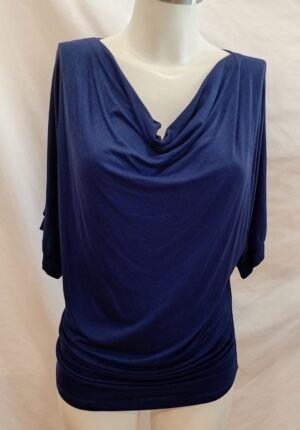 camiseta azul marino drapeada manga murciélago talla M/L con escote drapeado