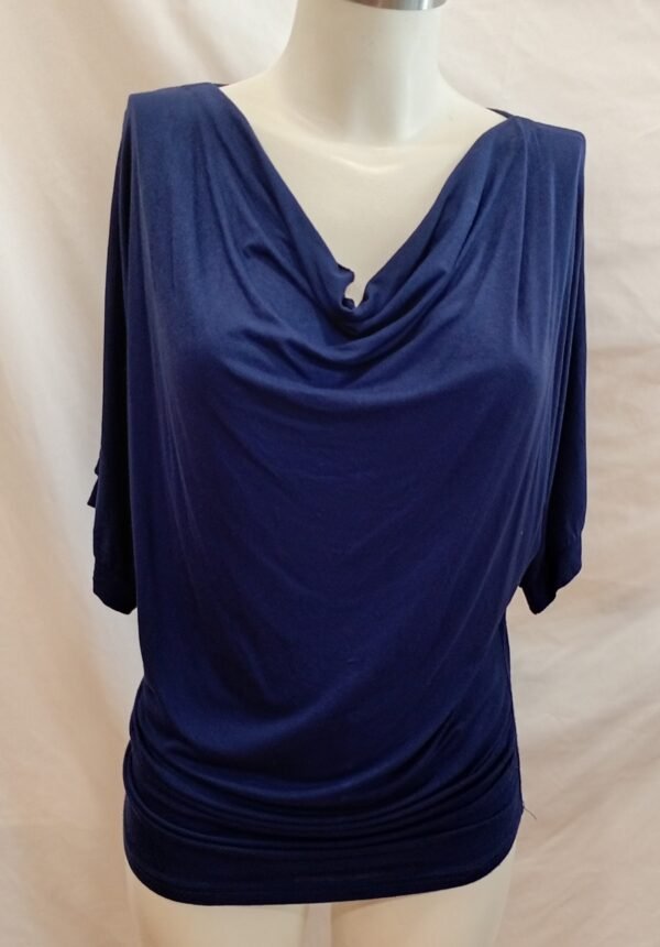 camiseta azul marino drapeada manga murciélago talla M/L con escote drapeado