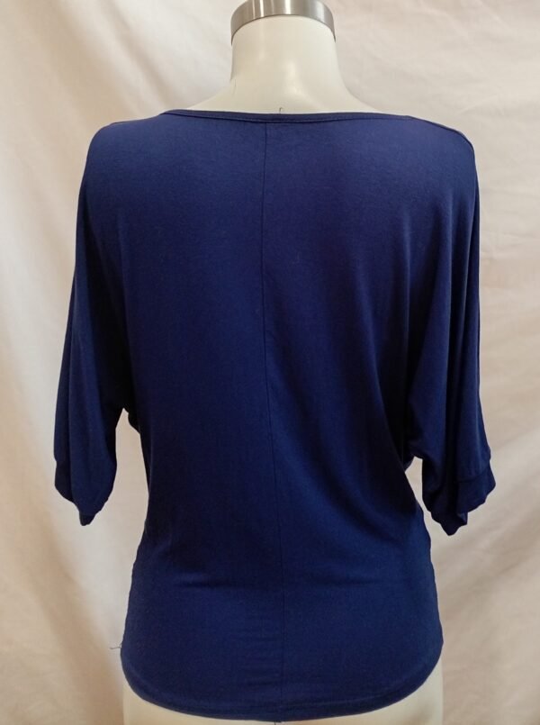 camiseta azul marino drapeada manga murciélago talla M/L con escote drapeado