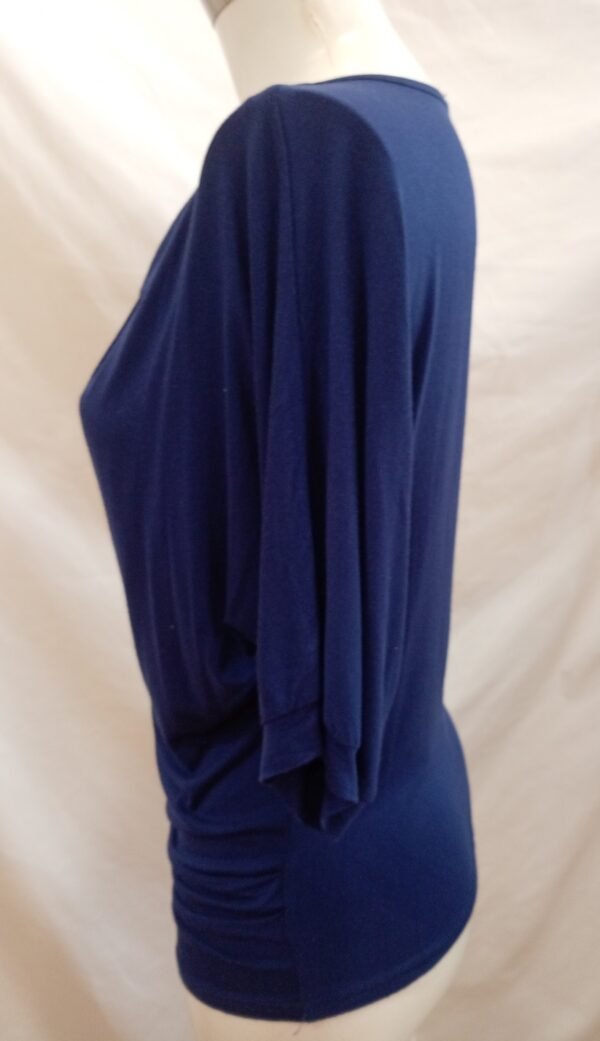 camiseta azul marino drapeada manga murciélago talla M/L con escote drapeado