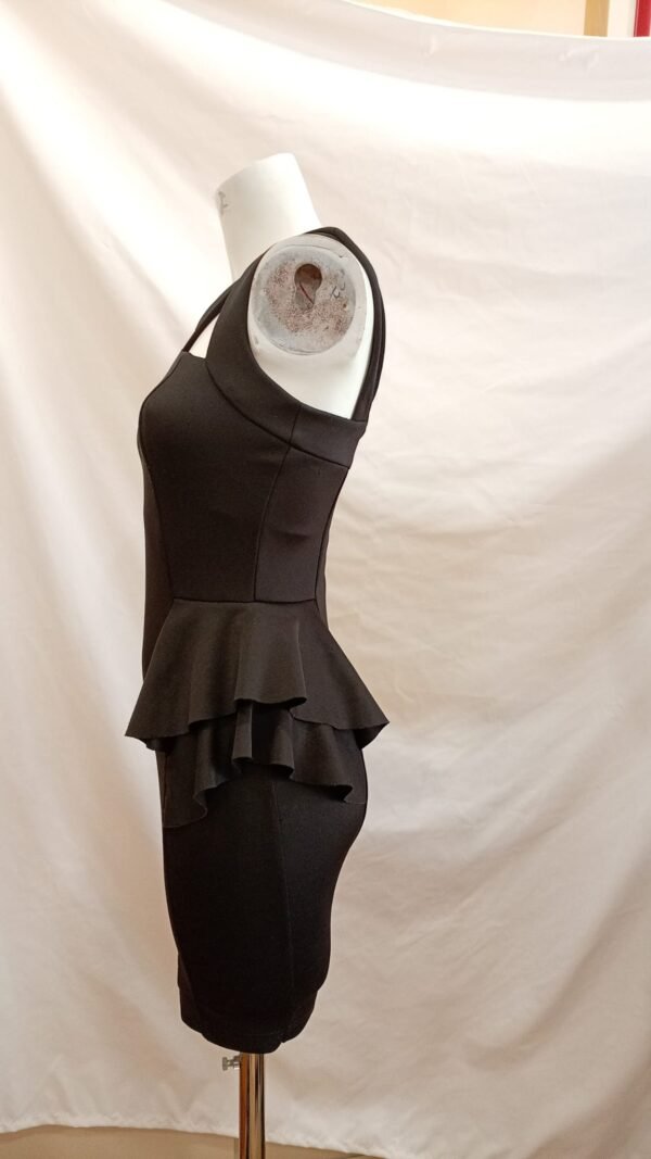 Vestido negro asimétrico S – elegante y ajustado, efecto sexy