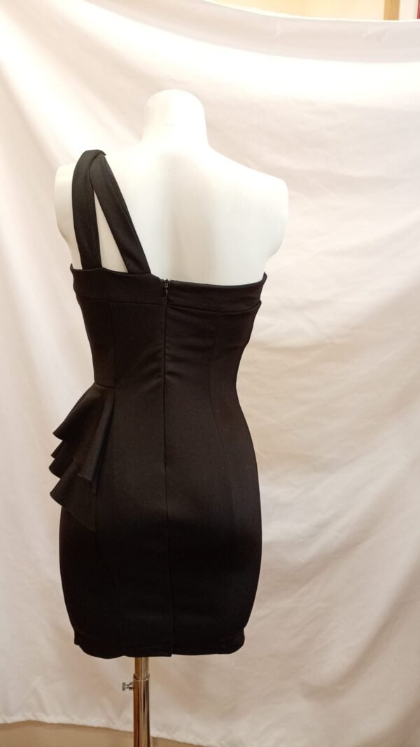 Vestido negro asimétrico S – elegante y ajustado, efecto sexy