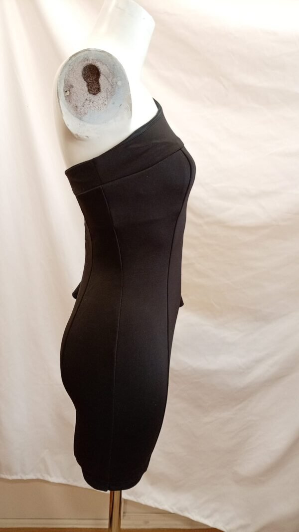 Vestido negro asimétrico S – elegante y ajustado, efecto sexy