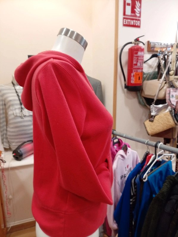 Sudadera roja con capucha