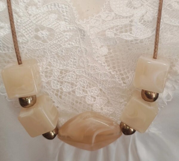 Collar beige efecto nácar y dorado estilo minimal elegante