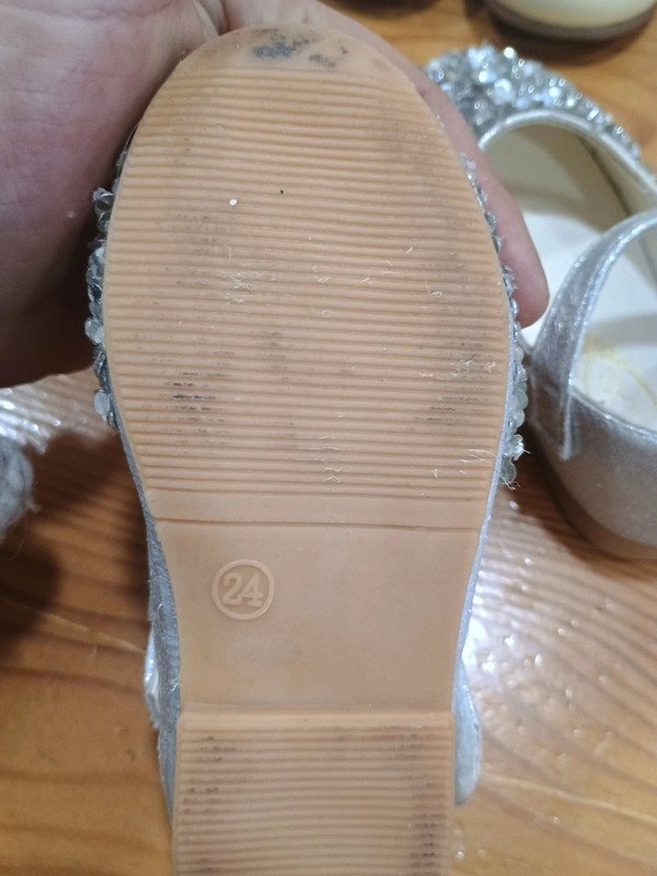 a461a99a-f5d2-4b33-a8d1-7208c003f8bf.jpeg Zapatos niña plateados con brillo – talla 24 – ceremonia / fiesta