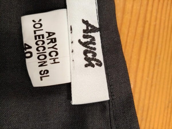 Falda negra con bordado floral blanco