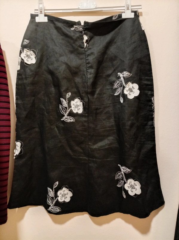 Falda negra con bordado floral blanco