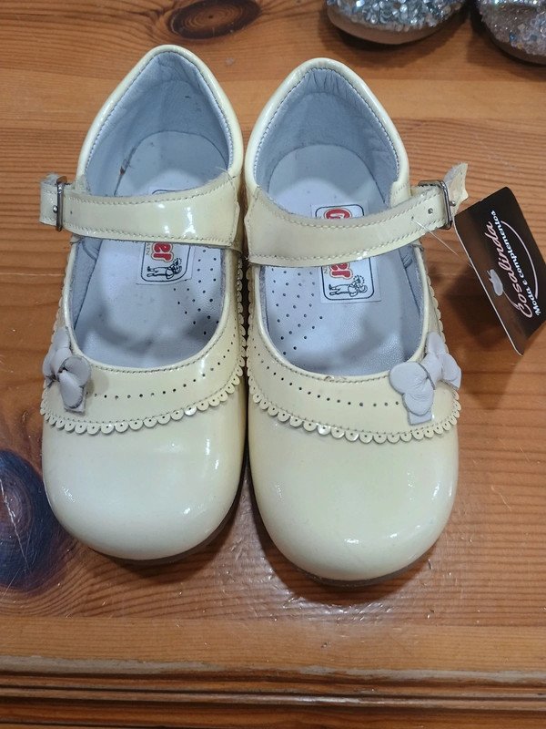 a87a7403-8250-44ac-91af-f49ee6dd8f1e.jpeg Zapatos niña Gulliver beige charol – talla 26 – Made in Spain