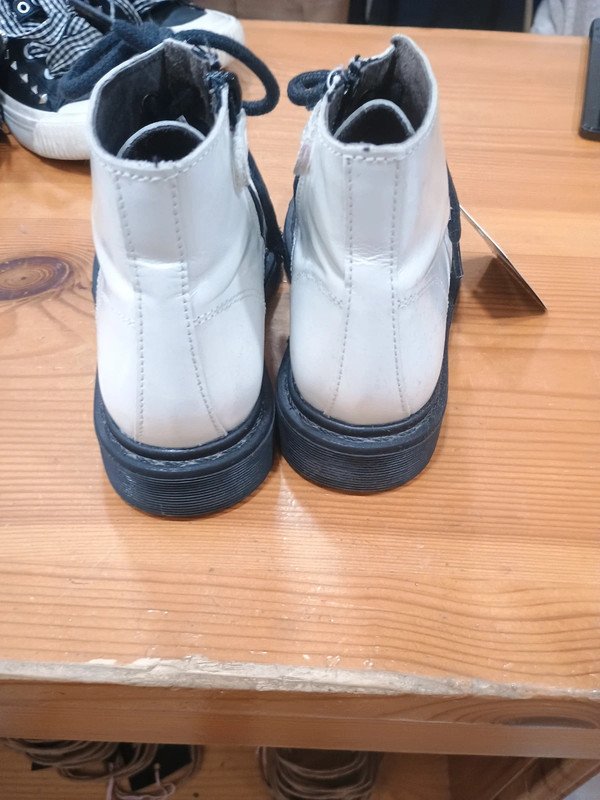 a9d7fed7-f47e-4d74-afef-9c0d8da5f59f.jpeg Botas niña estilo militar beige y negro – talla 29