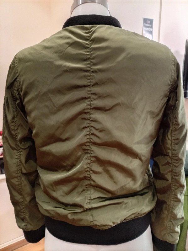 Chaqueta bomber verde militar Marca YD talla XS