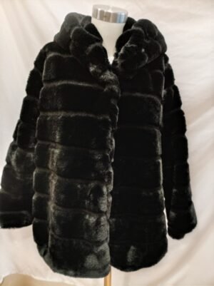 ae63b34e-49eb-4f1c-80e1-16eb89ed8c12.jpg Abrigo pelo sintético negro Giorgia talla M/L elegante invierno