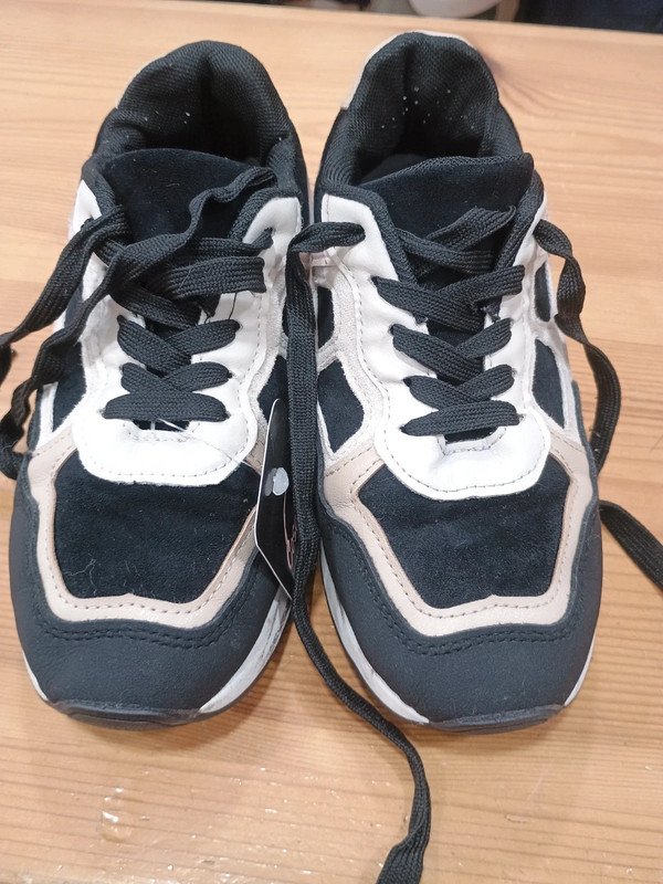 aeb571b6-3126-4fa2-86e3-a516096cd98e.jpeg Zapatillas casual negras, beige y blancas – Talla 38