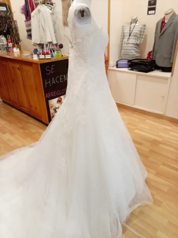 b63f9eb6-d3ba-4334-b3ad-e2802c4c2fe3.jpg Vestido de Novia Almanovia Talla 44