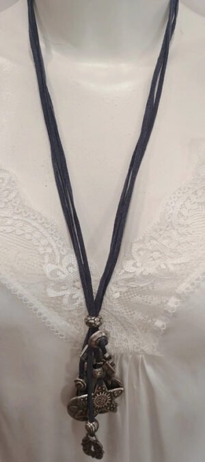 Collar boho con charms luna estrella y símbolo paz estilo hippie