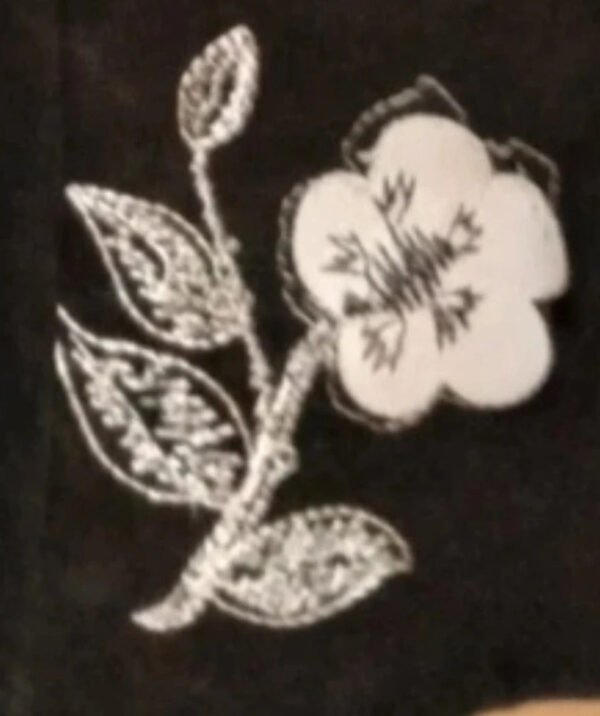 Falda negra con bordado floral blanco