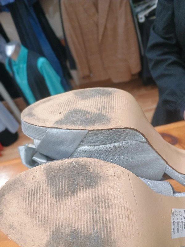 Sandalias de tacón plateadas con lazo Alex Silva – talla 40