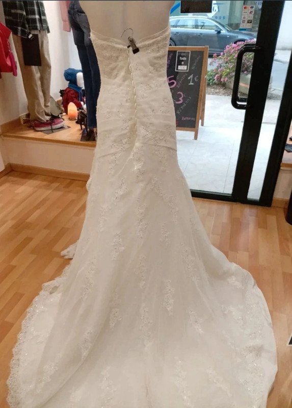 b9aa050e-7044-40dc-9f04-d4944d0fd247.jpeg Vestido de novia sirena LA Sposa encaje y pedrería – talla 46 – impecable