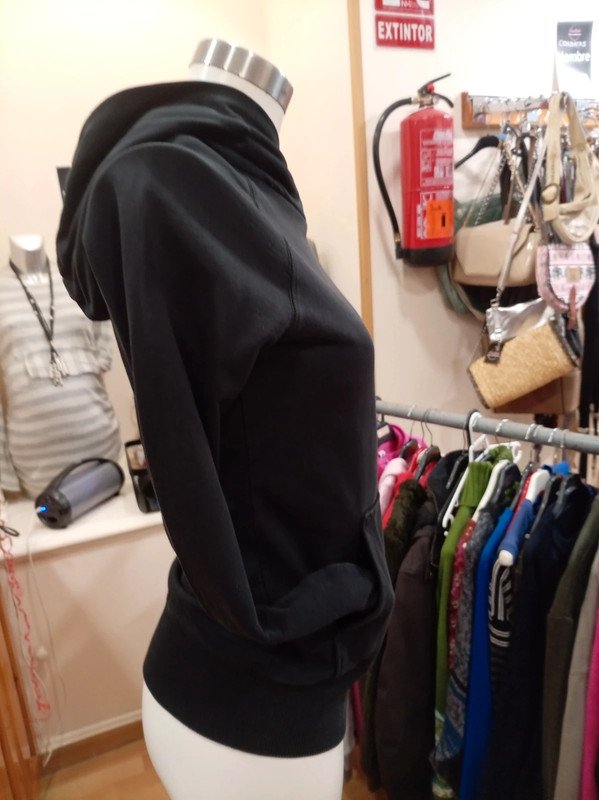 Sudadera negra con capucha