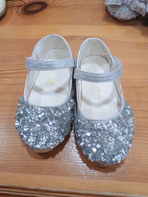 bd86ee13-30f2-4167-9868-79e8bb4cbac1.jpeg Zapatos niña plateados con brillo – talla 24 – ceremonia / fiesta