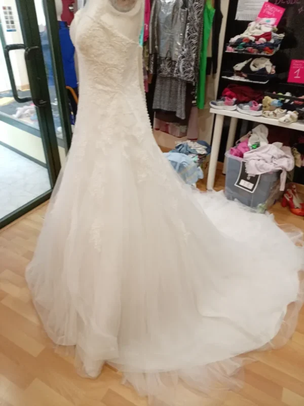 bf22bc8a-2d0e-448c-b0ea-3c31ef54c8ad.jpg Vestido de Novia Almanovia Talla 44
