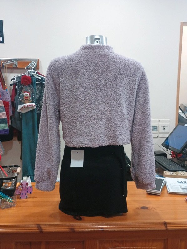 c0ef9bf0-55b0-4089-bf43-c2903bbf473f.jpeg Precioso Jersey corto peluche SHEIN lila empolvado – Talla S – Súper suave 💜