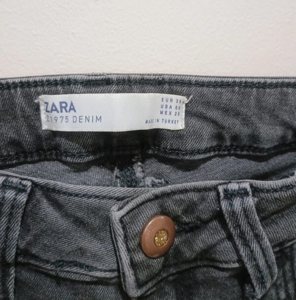 c41b6ff7-f6f7-4ed7-9573-9d7fe77a7e76.jpeg "Zara" "T38" vaqueros gris oscuro con roto y lateral snake – 5 euros
