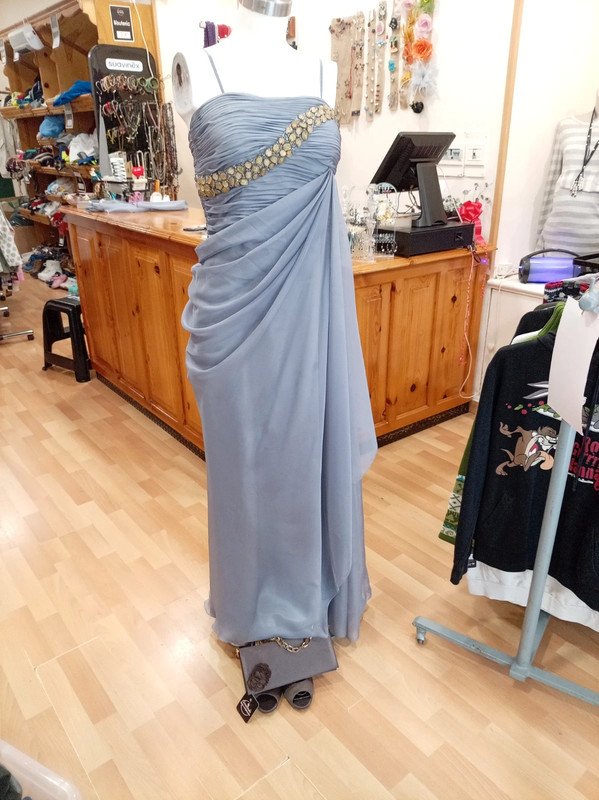 c486c190-9fc7-43ba-a895-eb365f843eda.jpeg Conjunto vestido de fiesta Zeila Talla S + zapatos Almudena 38 look completo fiesta