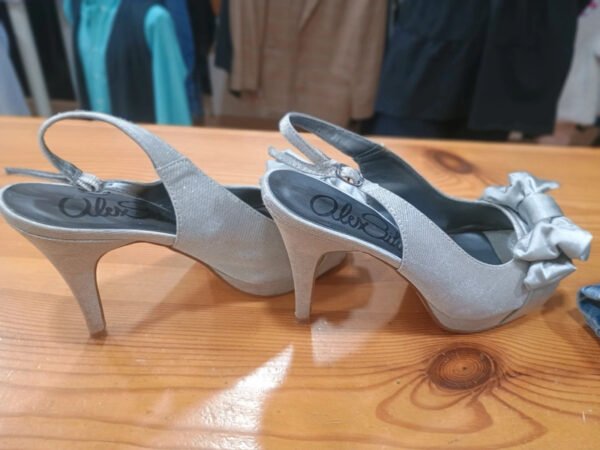 Sandalias de tacón plateadas con lazo Alex Silva – talla 40