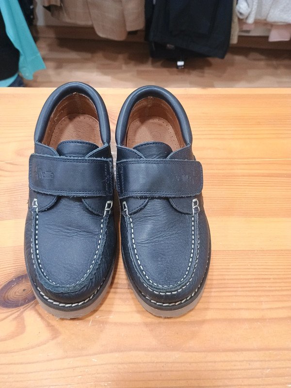 cb0685b2-9655-4998-8a3f-37d5dd7a9c60.jpeg Zapatos escolares Nella piel azul marino velcro – talla 35