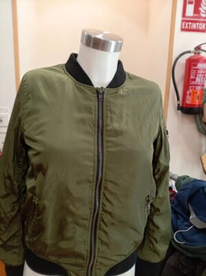 Chaqueta bomber verde militar Marca YD talla XS