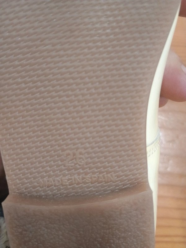 d45998a5-696e-4784-9ef2-79eca2212d2f.jpeg Zapatos niña Gulliver beige charol – talla 26 – Made in Spain