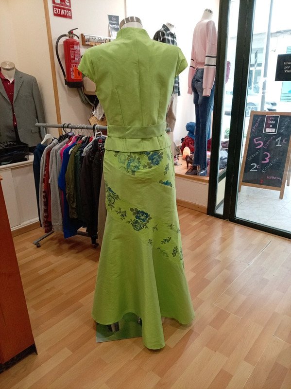 d7de2812-013d-40cc-b63e-df9cdddc2e90.jpeg Vestido largo y chaquetilla Bambola talla 42– Elegante y favorecedor