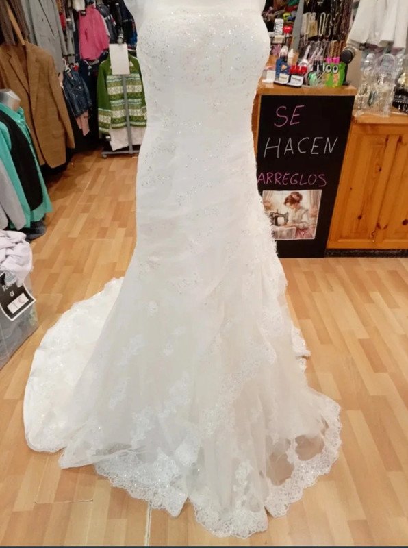 d9fe8766-cdb6-427f-8a01-f0819a8968ea.jpeg Vestido de novia sirena LA Sposa encaje y pedrería – talla 46 – impecable