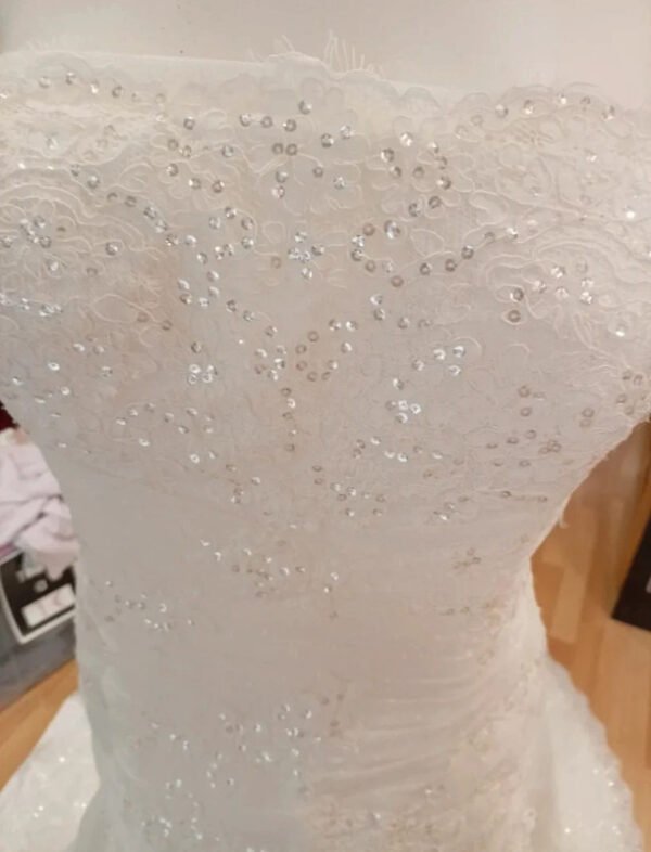 db9f1082-c31e-4e6f-b43a-2e90f876c39c.jpeg Vestido de novia sirena LA Sposa encaje y pedrería – talla 46 – impecable