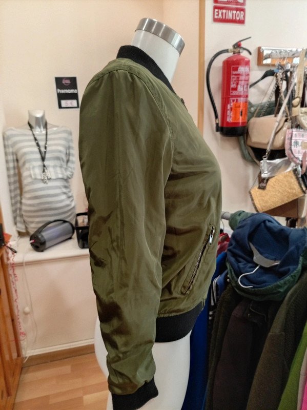Chaqueta bomber verde militar Marca YD talla XS