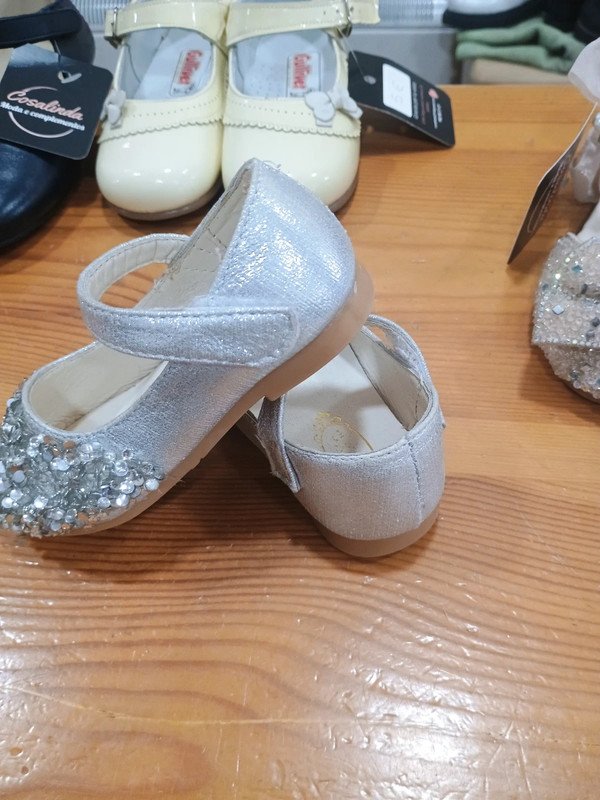 e33cb0f1-7564-435a-80d2-0a20558ba01d.jpeg Zapatos niña plateados con brillo – talla 24 – ceremonia / fiesta