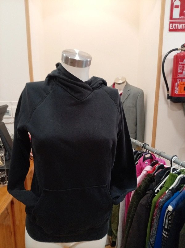 Sudadera negra con capucha